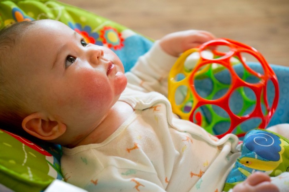 Okiem fizjoterapeutki: leżaczki dla noworodków i niemowląt