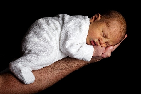 Okiem fizjoterapeutki: fizjologiczny mechanizm porodu – zwroty główki dziecka w kanale rodnym
