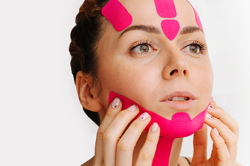 Face taping jako terapia wspomagająca w kosmetologii i medycynie estetycznej