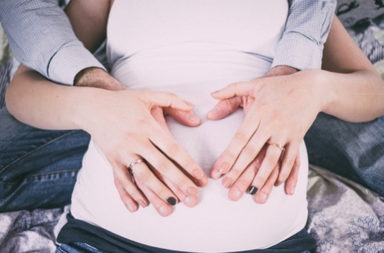 Okiem fizjoterapeutki: pozycja kuczna w ciąży oraz podczas porodu