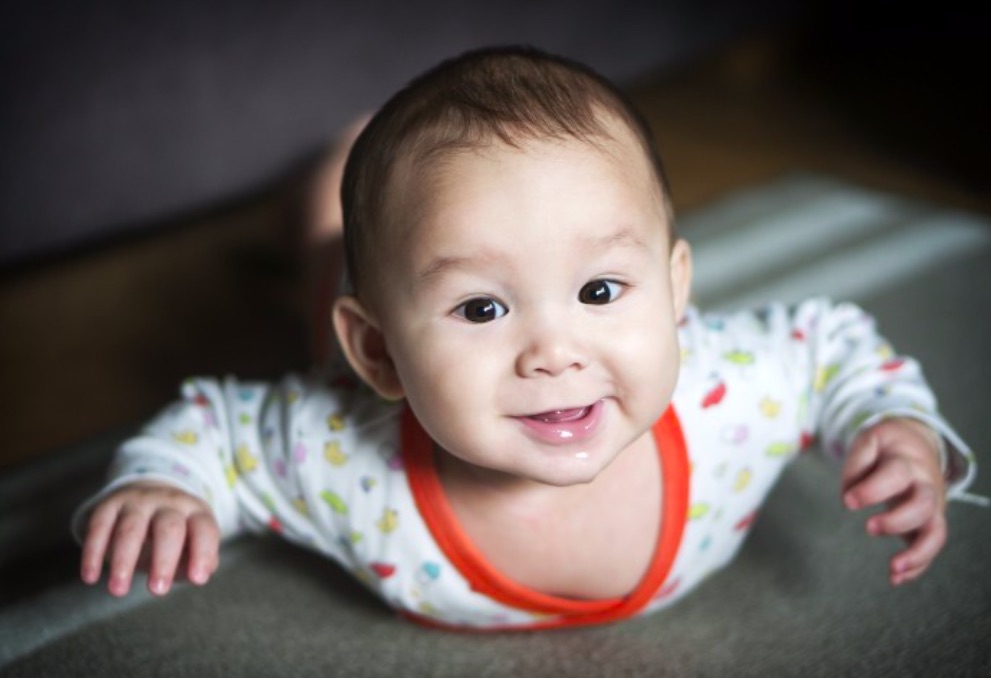Okiem fizjoterapeutki: jak prawidłowo układać niemowlę?